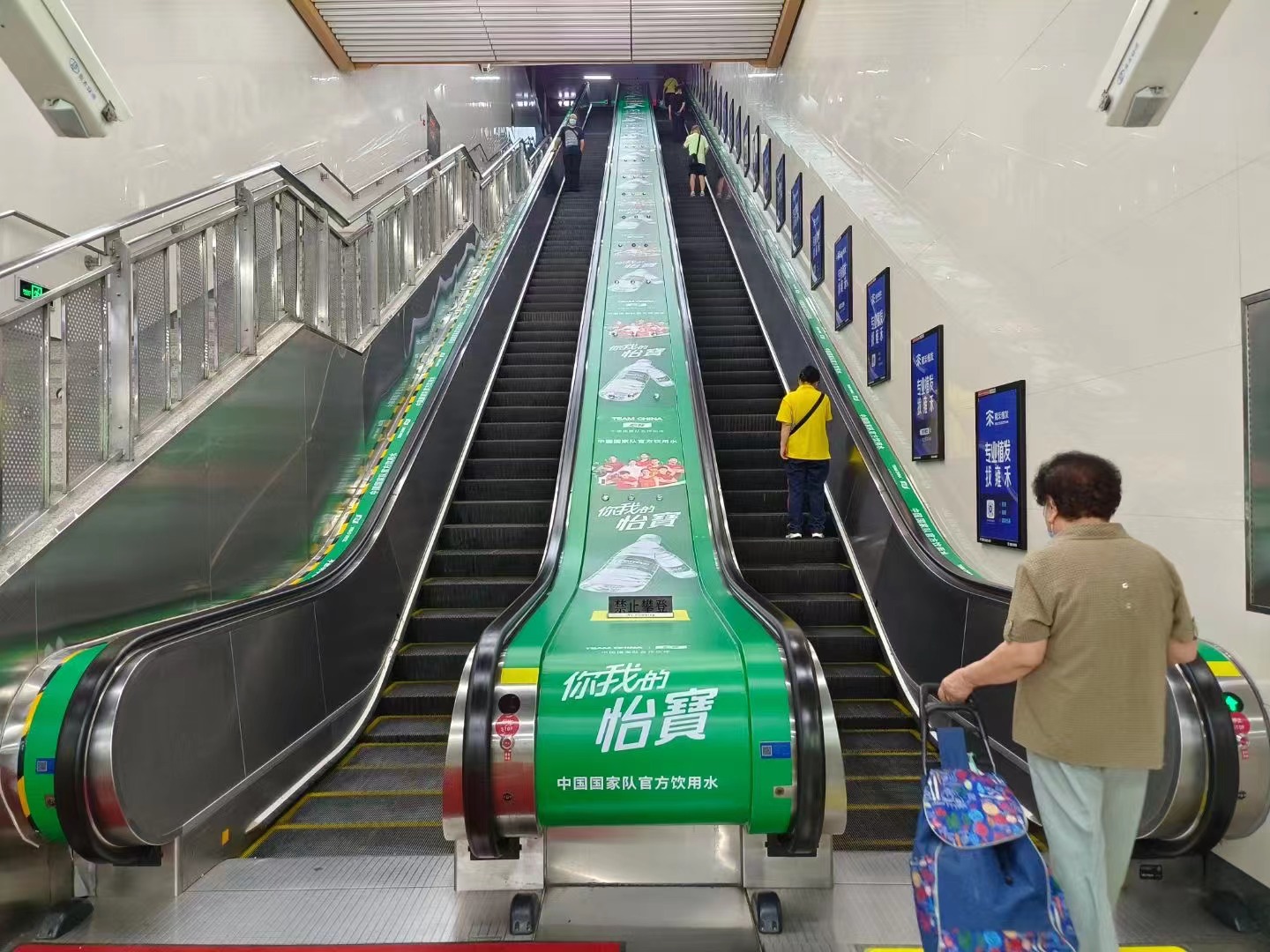 地铁扶梯面板广告